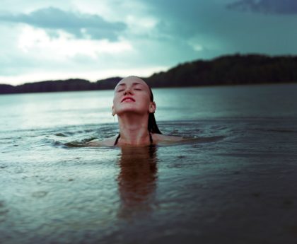 Plávajúce dievča v jazere