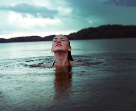 Plávajúce dievča v jazere
